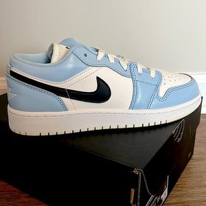 Air Jordan 1 GS shoes in size 6, converts to 7.5W and 6 in Men- color: Ice Blue
